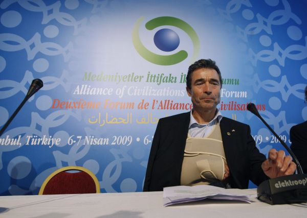 Dánský premiér s fixační podporou ramene, které si v noci vykloubil.